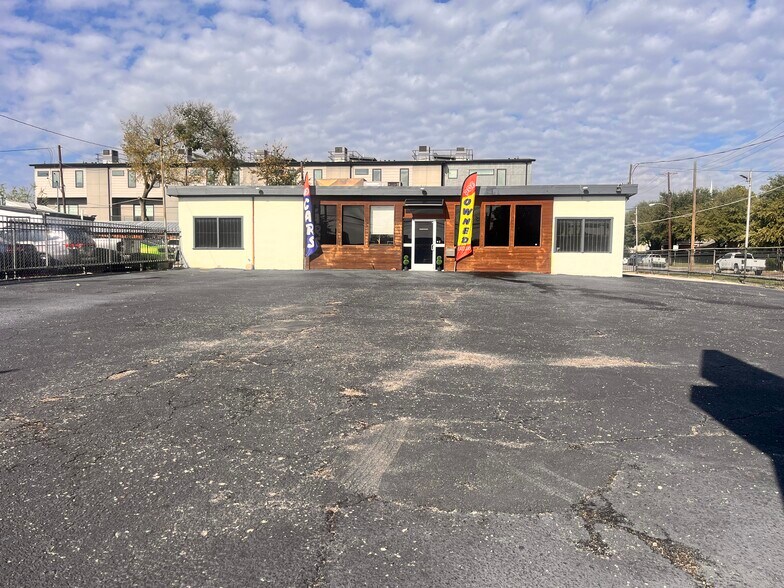 More Photos Of 4921 Ross Ave, Dallas Auto Dealership For Lease