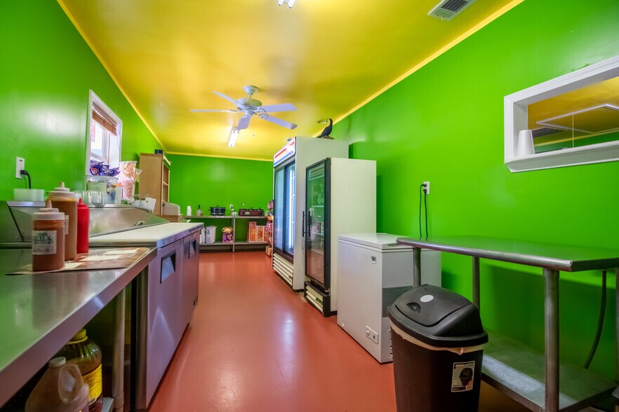More Photos Of 518 Mill Ave, Conroe General Retail For Sale