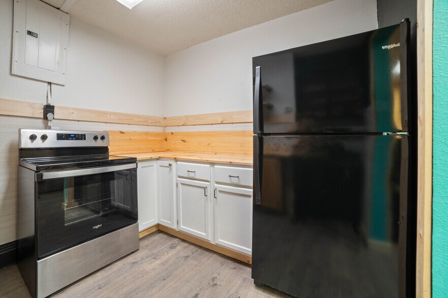 More Photos Of 5913 Tower Ave, Superior Flex For Sale