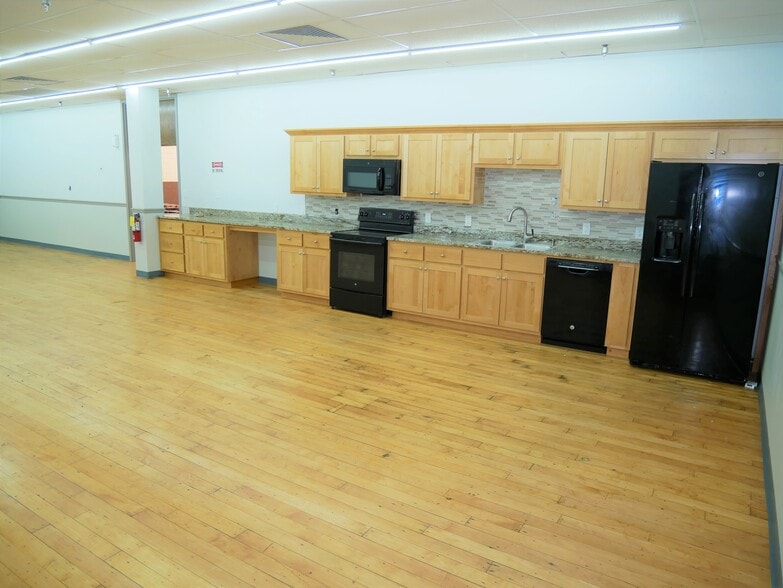 More Photos Of 105 Maple St, Rossville Light Distribution For Sale