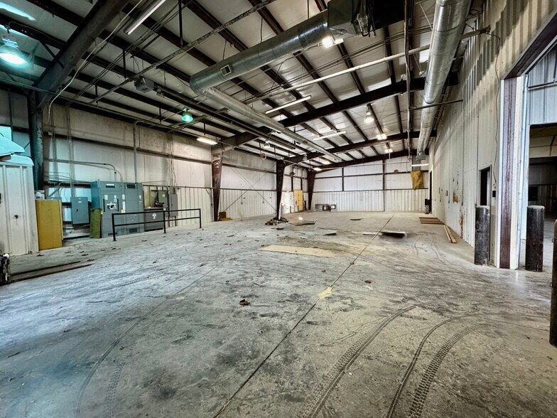 More Photos Of 27877 Glacier Point Rd, Lebanon Warehouse For Lease