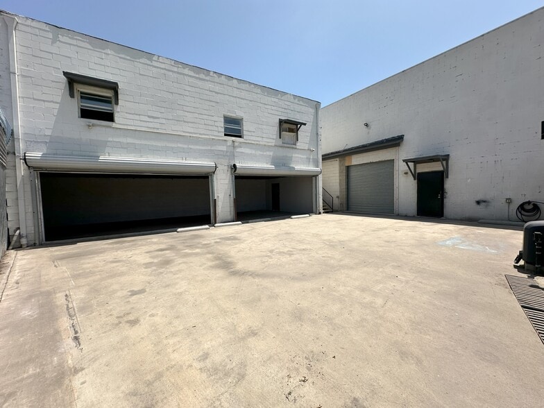 More Photos Of 14737 Arminta St, Panorama City Manufacturing For Lease