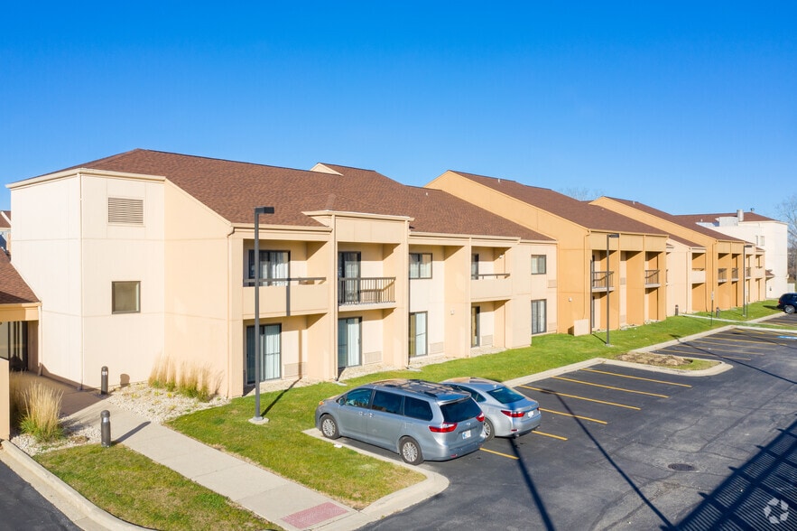 More Photos Of 100 West Algonquin Rd, Arlington Heights Hotel For Sale