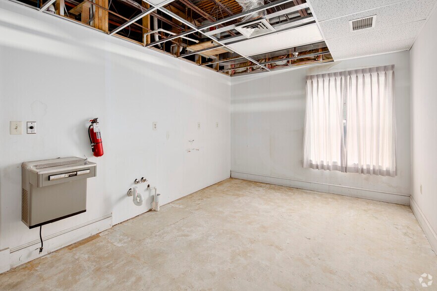 More Photos Of 1701 Financial Loop, Woodbridge Bank For Lease