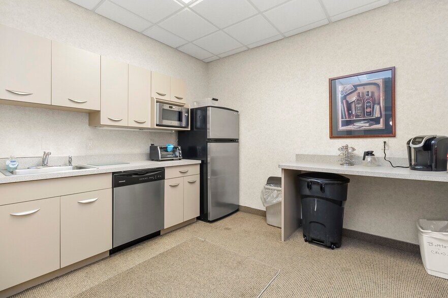 More Photos Of 33 Hiram St, Lake Orion Medical For Lease