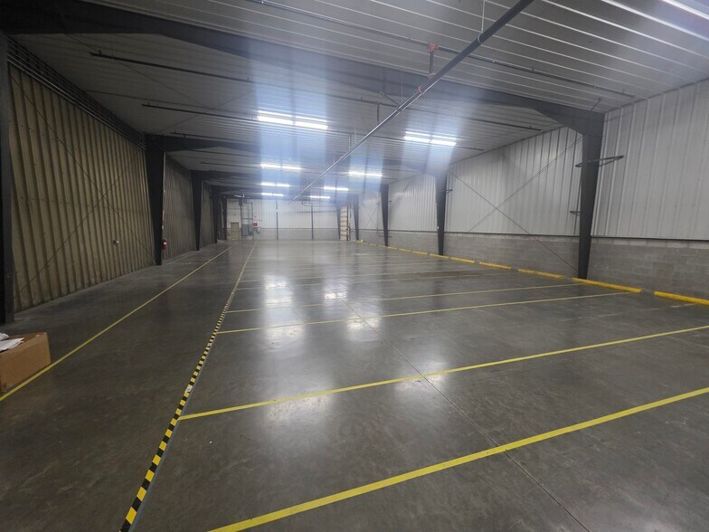 More Photos Of 709 Oak Hill Rd, Evansville Warehouse For Lease