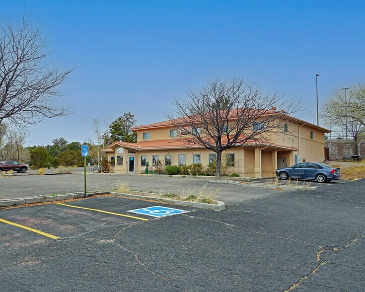 Primary Photo Of 131 Eastgate Dr, Los Alamos Veterinarian Kennel For Sale
