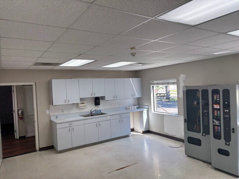 More Photos Of 602-606 4th Ave W, Palmetto Medical For Sale