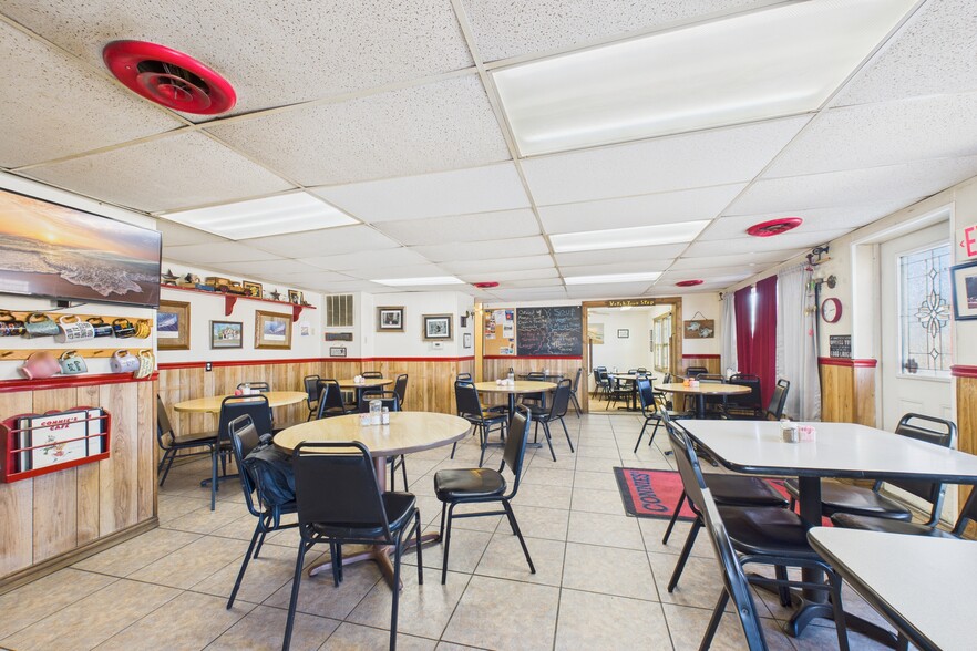 More Photos Of 1603 Central Blvd, Bull Shoals Restaurant For Sale