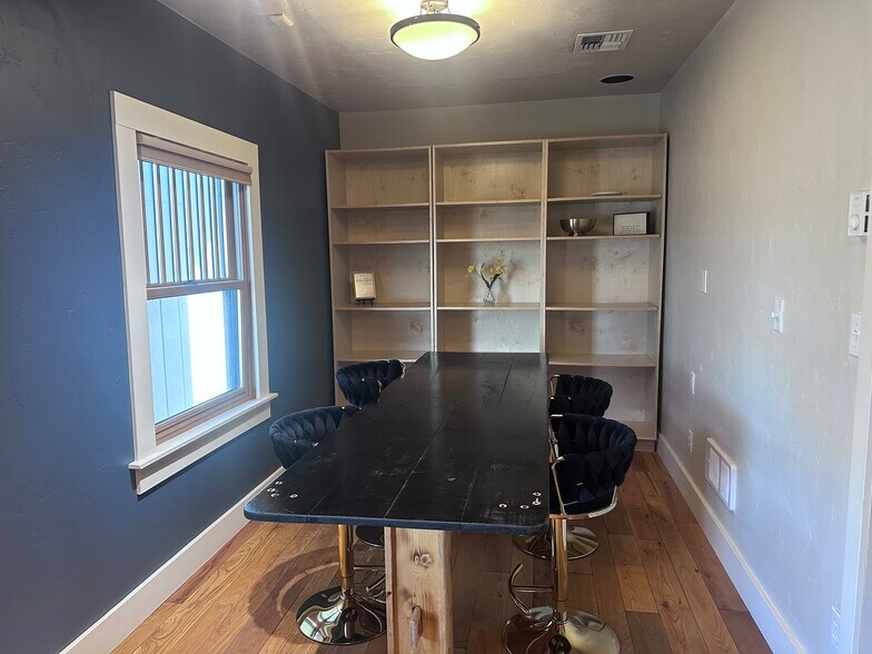 More Photos Of 208 SE Vine Ln, Bend Office For Lease