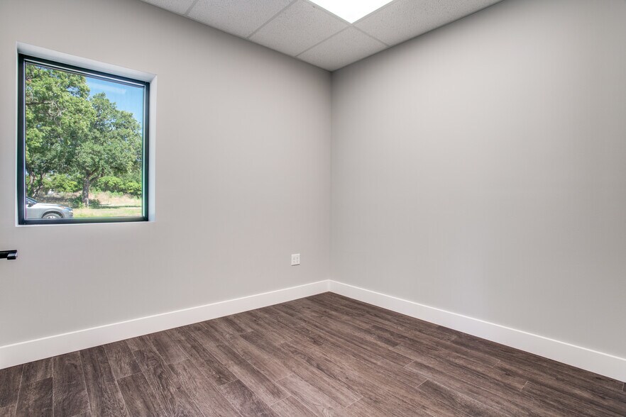 More Photos Of 2718 Virginia Cir, Denton Warehouse For Sale