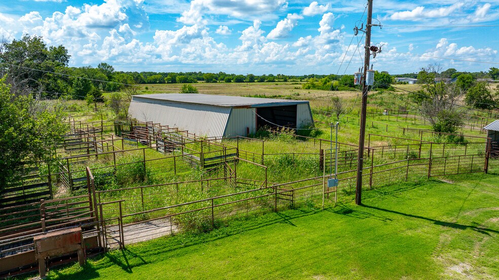 More Photos Of 1853 S Broadway St, Coalgate Flex For Sale