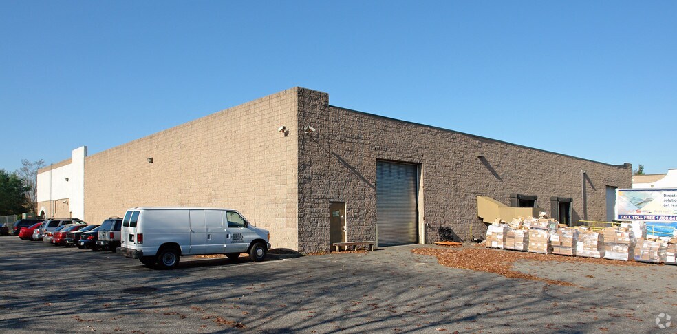 More Photos Of 31 Crossways E, Bohemia Warehouse For Lease