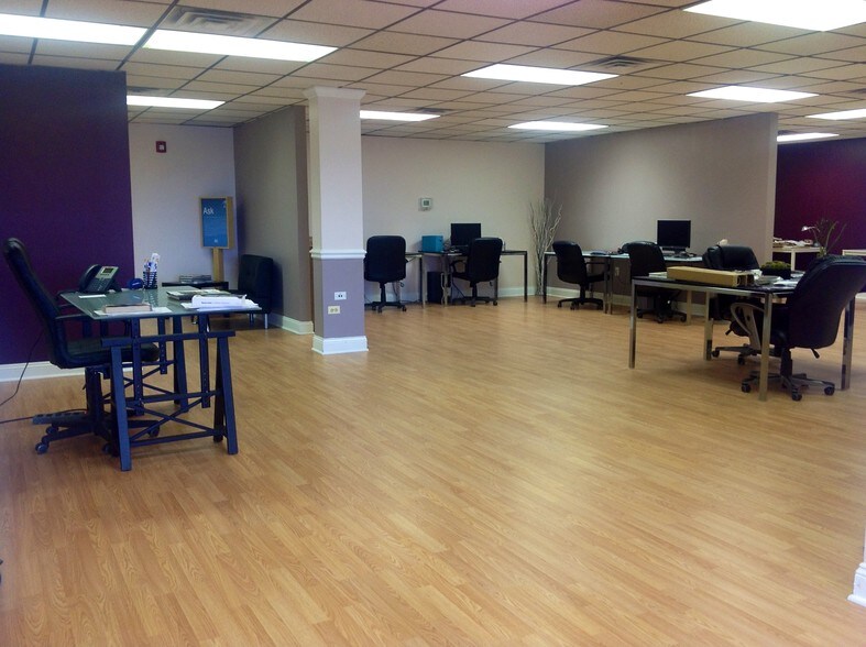 More Photos Of 11-21 N Skokie Hwy, Lake Bluff Office For Lease