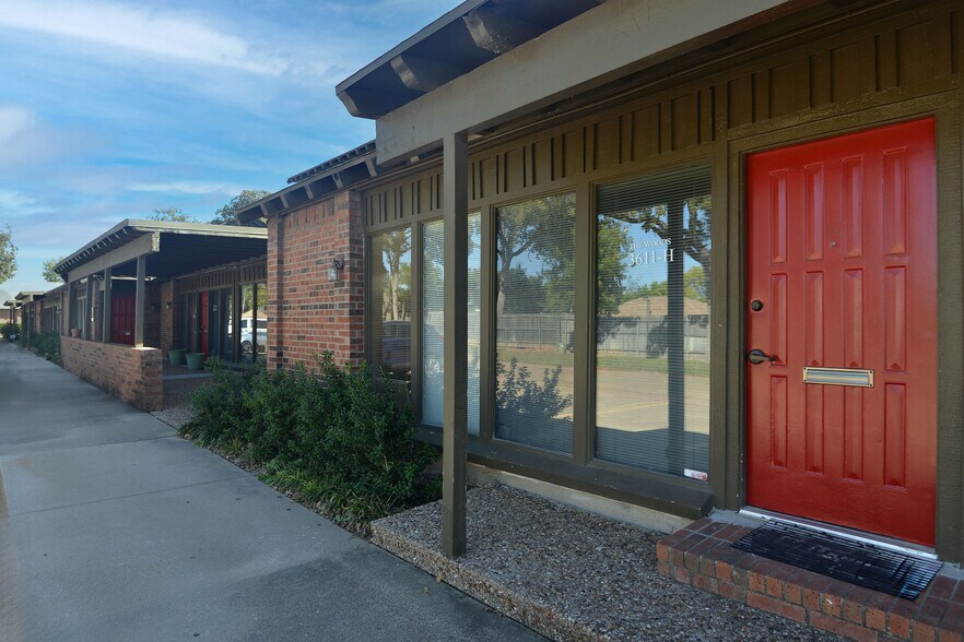 More Photos Of 3603-3617 W Pioneer Pky, Arlington Office For Lease