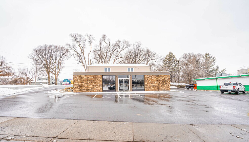 More Photos Of 2324 Vermillion St, Hastings Freestanding For Lease