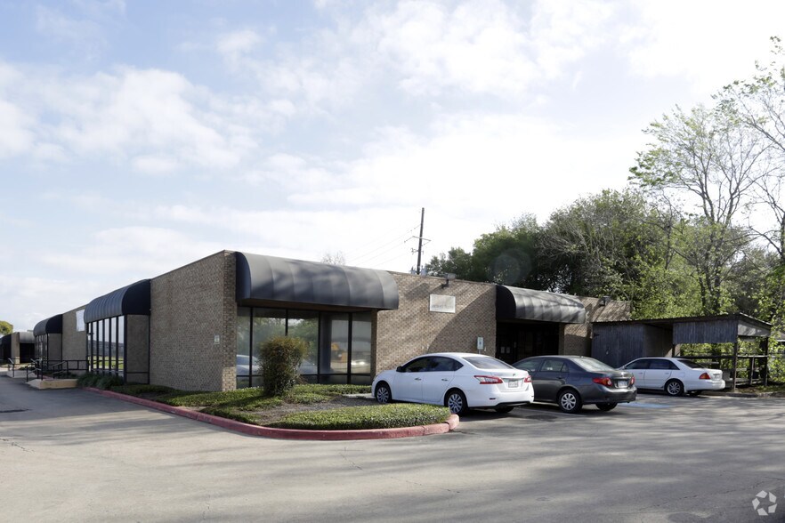 More Photos Of 7505-7563 South Fwy, Houston Unknown For Lease