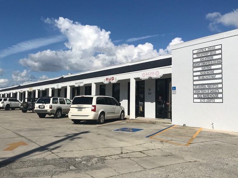More Photos Of 6111-6121 Clark Center Ave, Sarasota Showroom For Lease