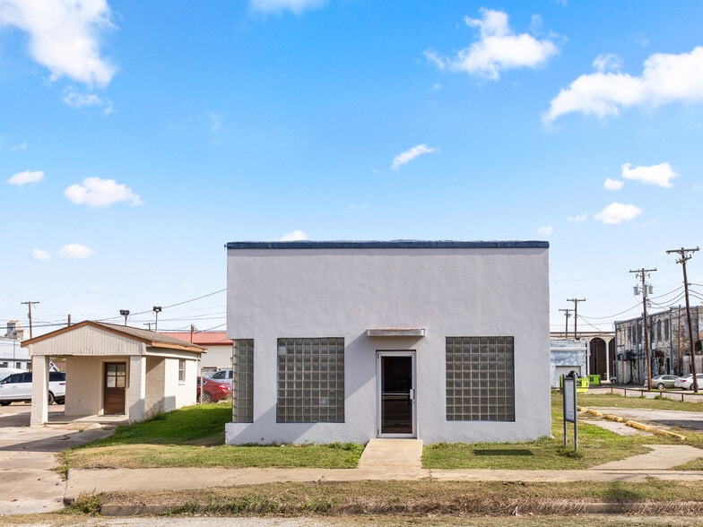 Primary Photo Of 2015 Avenue F, Bay City Office For Lease