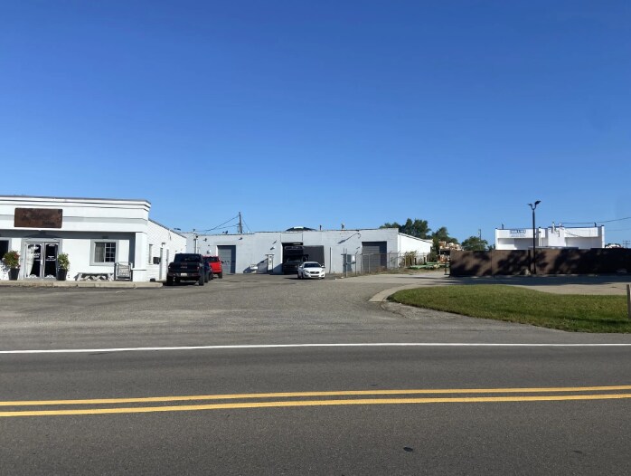 More Photos Of 4510-4514 Pontiac Lake Rd, Waterford Warehouse For Lease