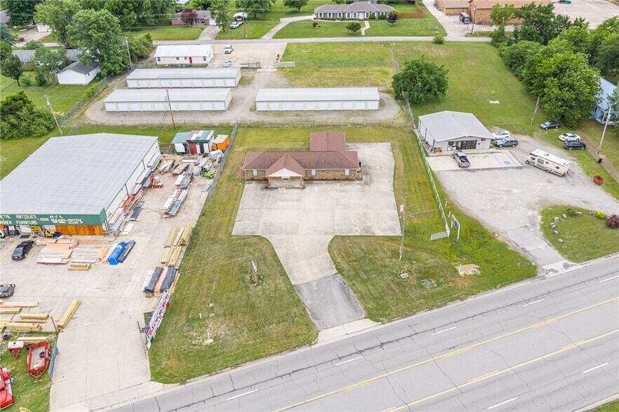 More Photos Of 706 W Broadway St, Spiro Medical For Sale