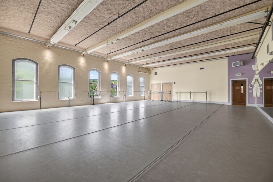 More Photos Of 420 Park St, Housatonic Flex For Sale