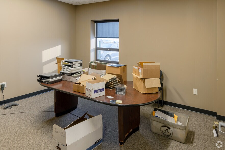 More Photos Of 1105 Benjamin Ave, Hutchinson Manufacturing For Sale
