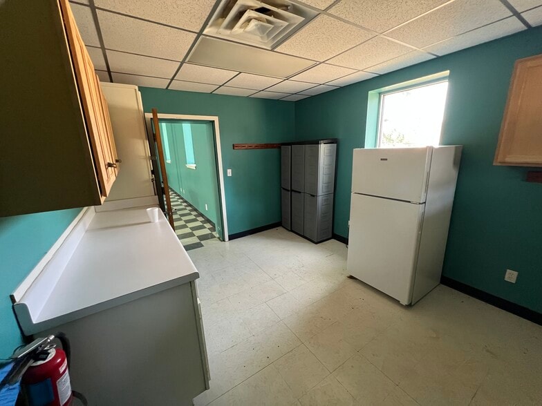 More Photos Of 204 N Alamo Blvd, Marshall Flex For Sale