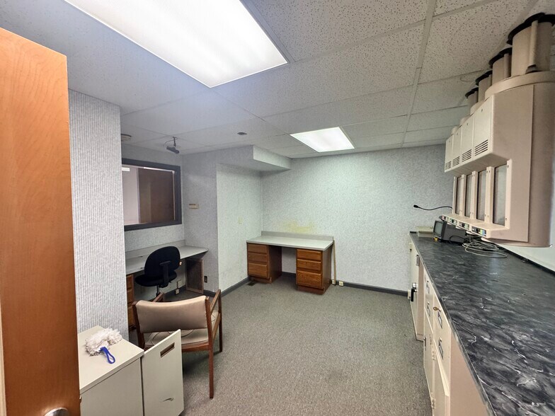 More Photos Of 525 E Hartman Rd, Anderson Medical For Sale