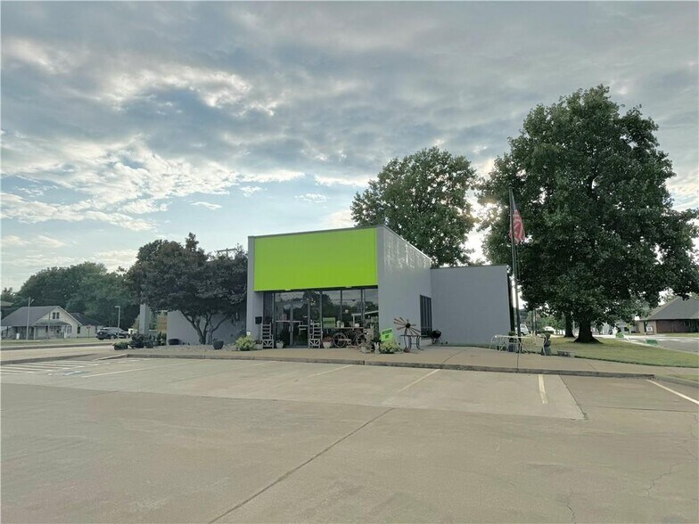 More Photos Of 200 S Holcomb St, Springdale Coworking Space