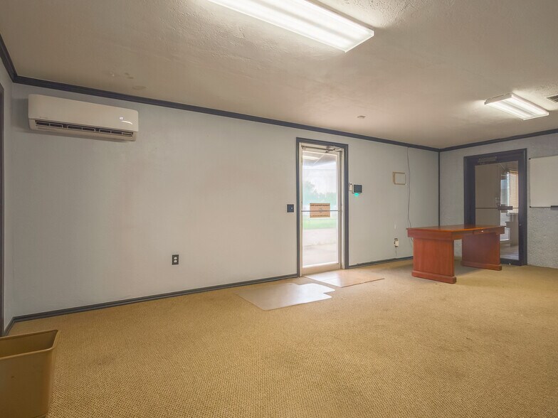 More Photos Of 401 S Ranchwood Blvd, Yukon Flex For Sale