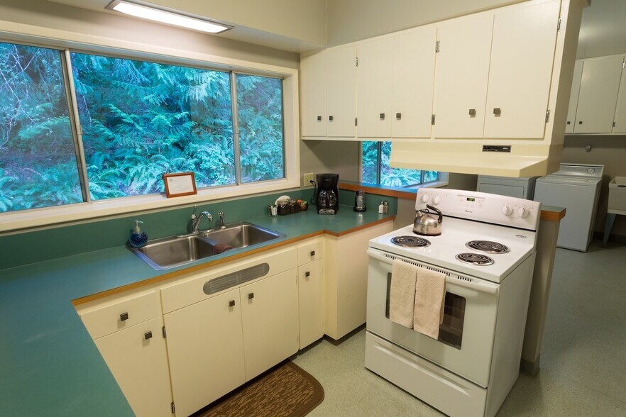 More Photos Of 42705 N Umpqua Hwy, Idleyld Park Hotel For Sale