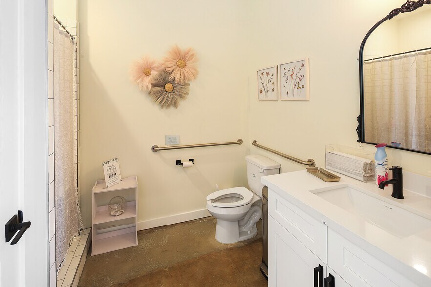 More Photos Of 103 W 32nd St, Bryan Freestanding For Lease