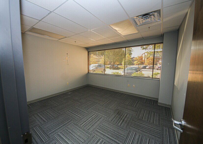 More Photos Of 825 Northgate Blvd, New Albany Office For Lease