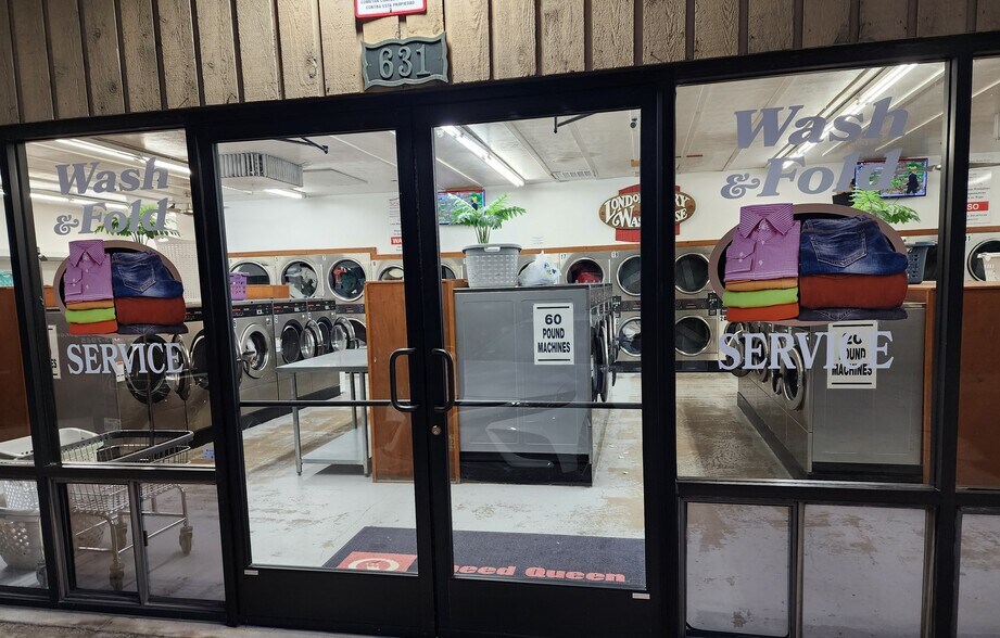 More Photos Of 631 Londonderry Ln, Denton Freestanding For Sale