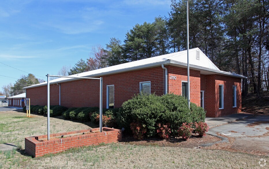 Primary Photo Of 2790 W Mountain St, Kernersville Light Distribution For Sale