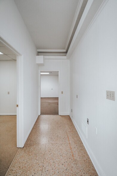 More Photos Of 305 N Laurent St, Victoria Flex For Lease