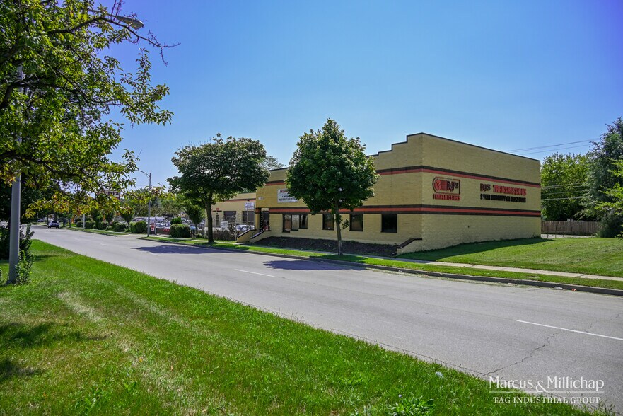 More Photos Of 7325 W Fond du Lac Ave, Milwaukee Service For Sale