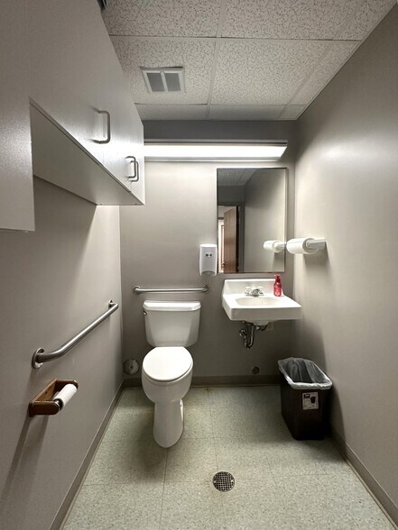 More Photos Of 220 SW 5th St, Woodhull Medical For Sale