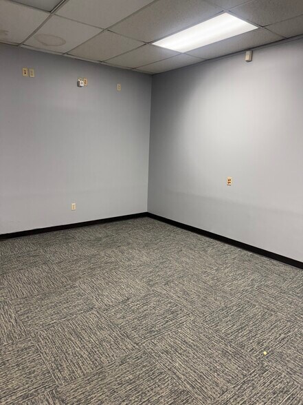 More Photos Of 300 S Rodney Parham Rd, Little Rock General Retail For Lease