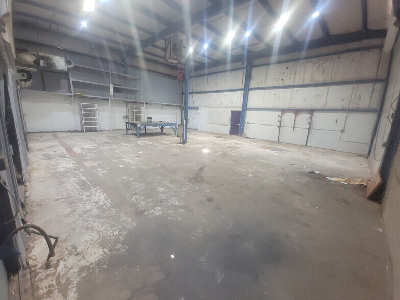 More Photos Of 1470 W Uzona Ave, Hildale Manufacturing For Lease