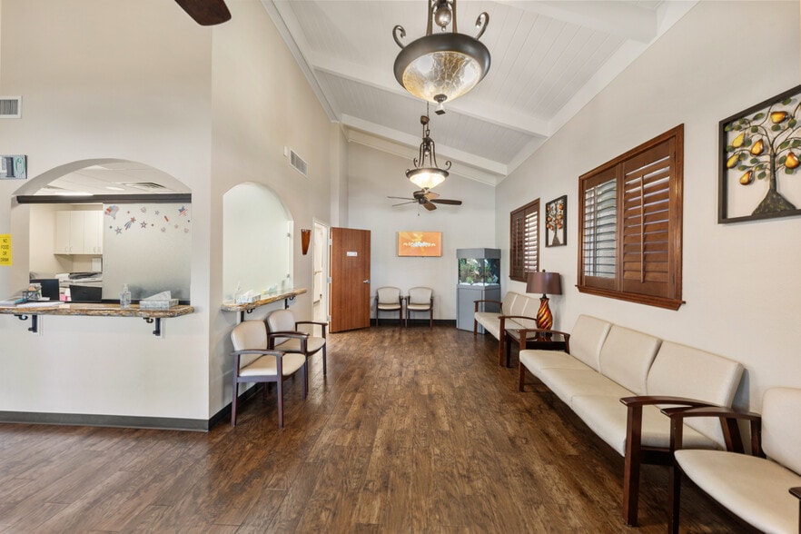 More Photos Of 2501 N Navarro St, Victoria Medical For Sale