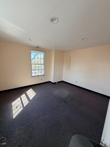 More Photos Of 27-33 Plandome Rd, Manhasset Storefront Retail Office For Lease