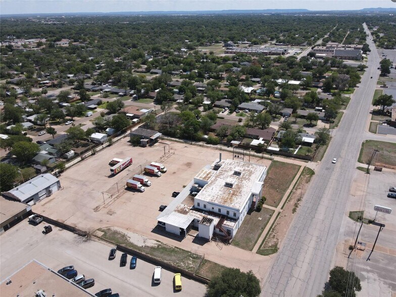 More Photos Of 309 S Pioneer Dr, Abilene Manufacturing For Sale