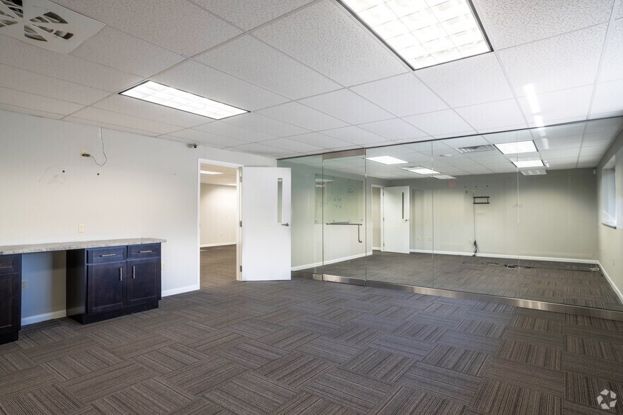 More Photos Of 612-616 Dwight St, Springfield Warehouse For Lease