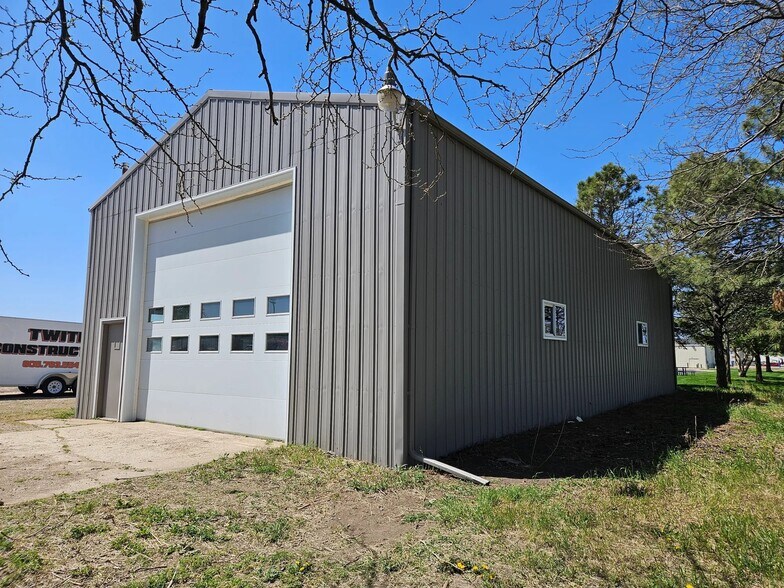 More Photos Of 1204 W Cedar St, Beresford Flex For Sale