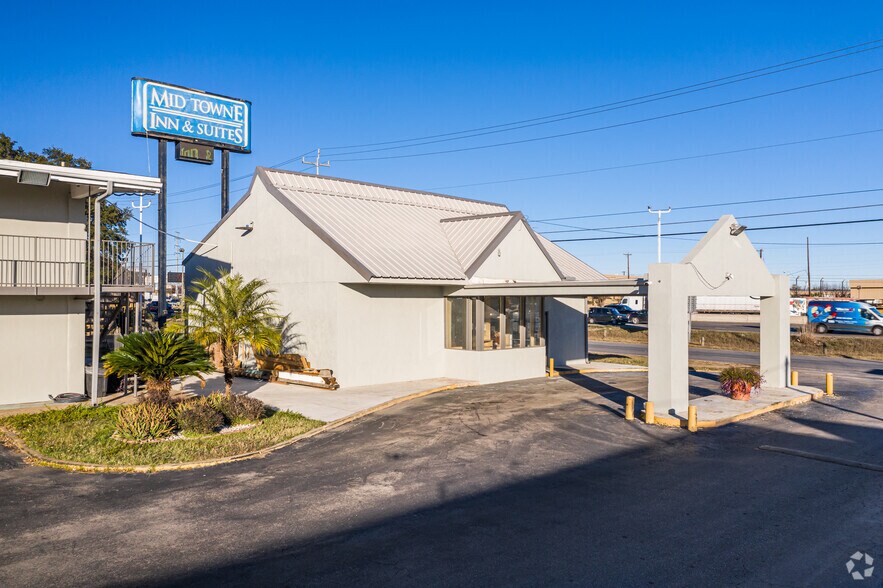 More Photos Of 9603 N Interstate 35, San Antonio Hotel For Sale