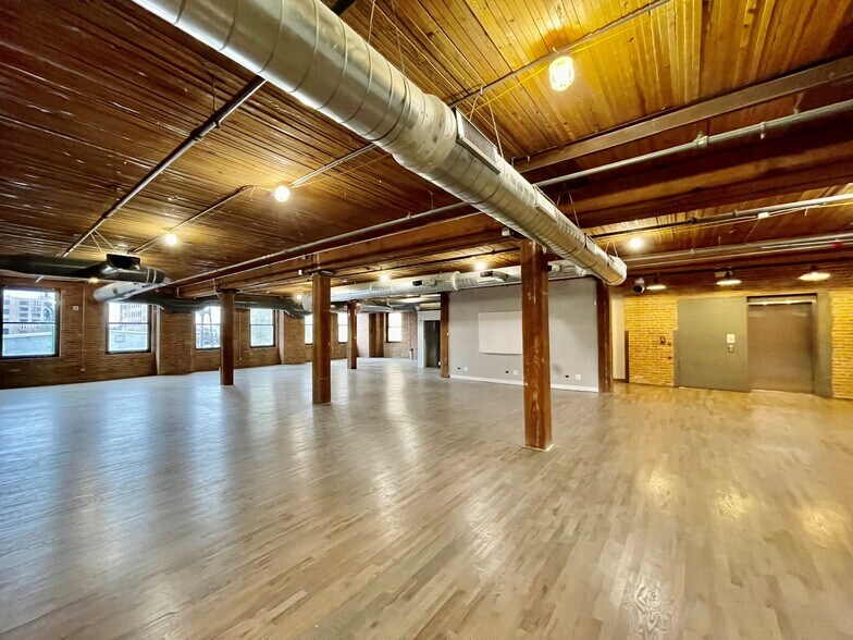 More Photos Of 344 N Ogden Ave, Chicago Loft Creative Space For Lease