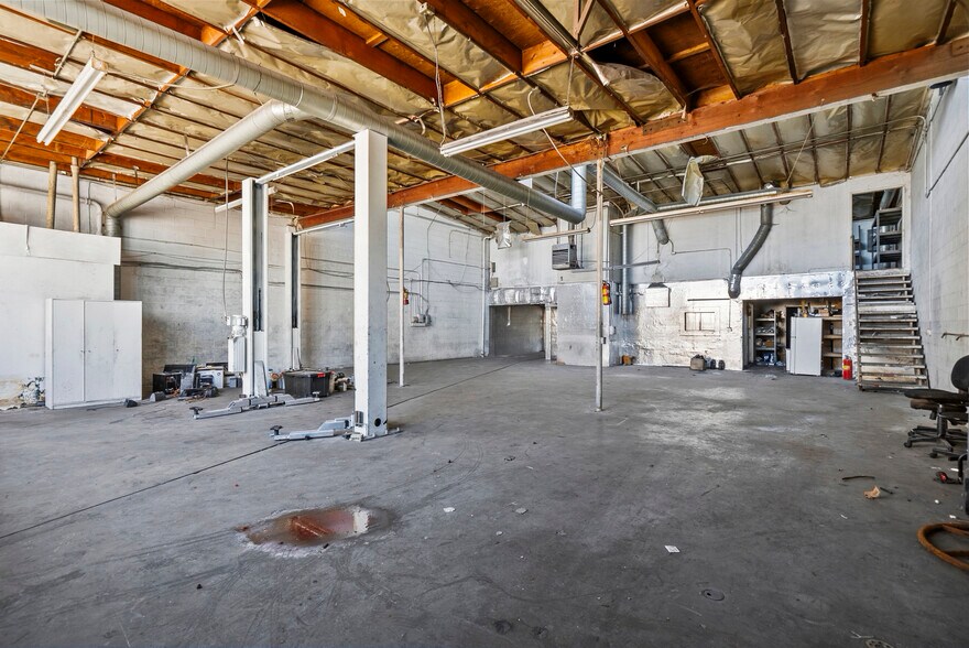 More Photos Of 14233 Oxnard St, Van Nuys Service For Lease
