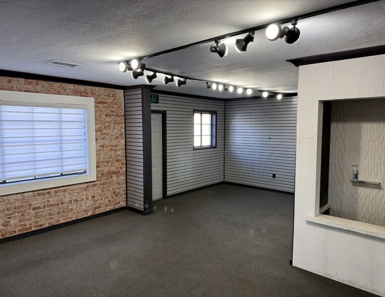 More Photos Of 2514 E Indian School Rd, Phoenix Showroom For Sale